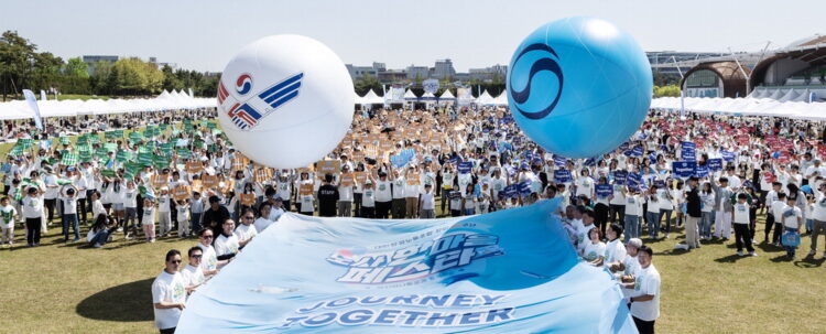 Korean Air held a joint labor-management "One Mind Festa" on the 18th at Gyeyang Asiad Archery Field in Gyeyang District, Incheon Metropolitan City, to mark the 62nd anniversary of the Korean Air Labor Union. Participants in the One Mind Festa are posing for a commemorative photo. Korean Air