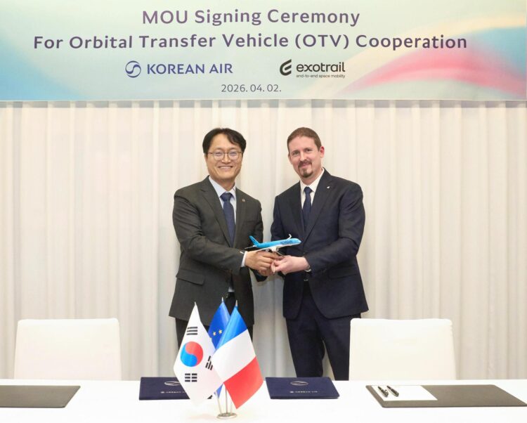 Kim Kyung-nam, left, vice president of Korean Air Aerospace Technology Research Institute,  and Jean-Luc Maria, CEO of Exotrail, sign a memorandum of understanding at the Fairmont Ambassador Seoul, Thursday. Courtesy of Korean Air