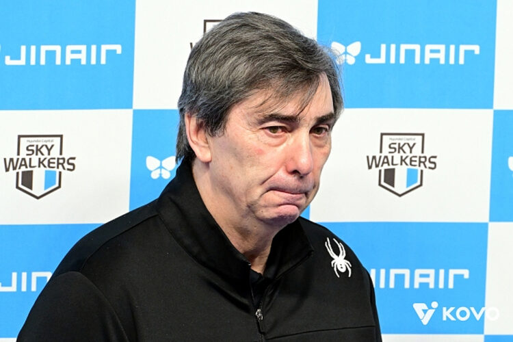 Hyundai Capital coach Philip Blanc is interviewing the broadcaster ahead of Game 3 of the championship match against Incheon Korean Air on the 6th. /Photo = Courtesy of KOVO