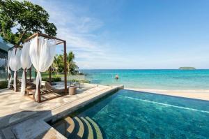 On Thailand’s shores, luxury unfolds quietly, framed by open sea views and a lighter footprint.