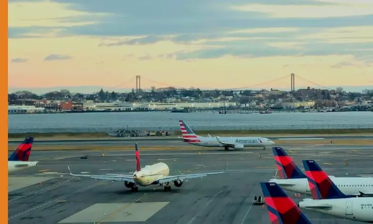 Airplanes at LaGuardia Airport