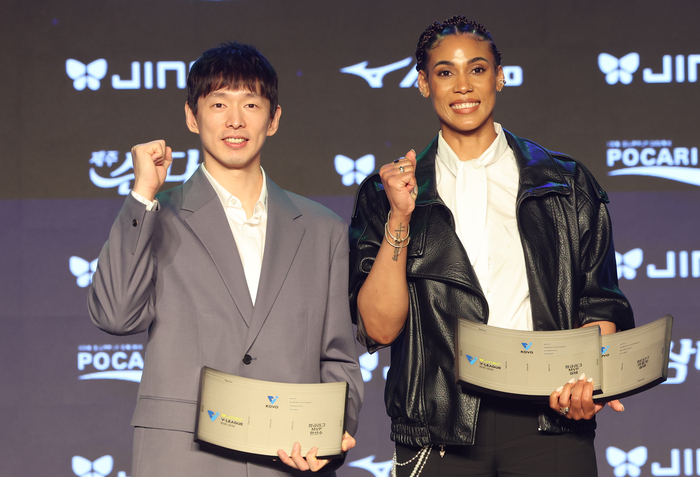 Korean Air player Han (left) and GS Caltex Silva, who won the MVP award at the 2025-2026 V-League Awards held at Grand Walkerhill Hotel in Gwangjin-gu, Seoul, are taking a commemorative photo. Yonhap News Agency