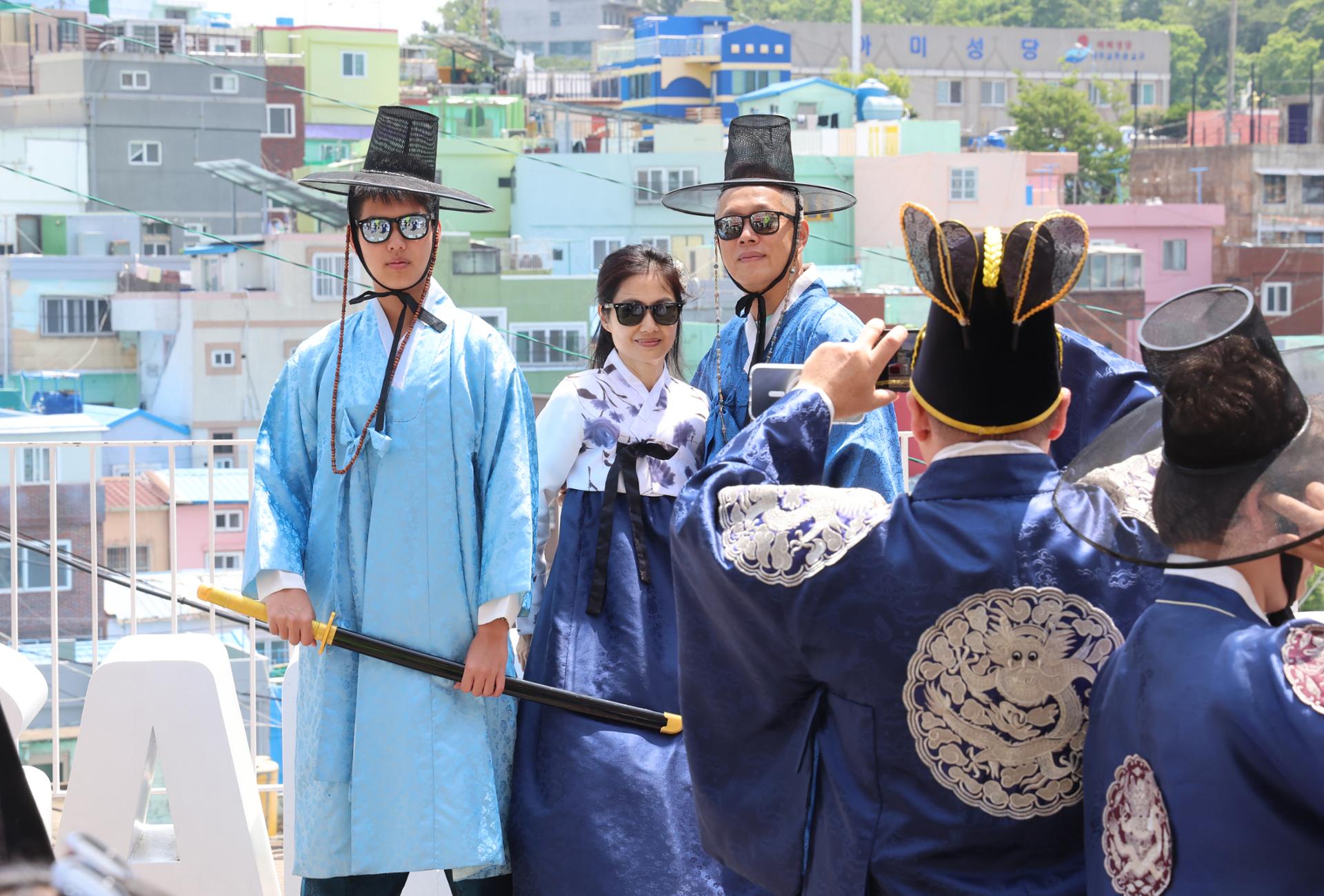 Foreign tourists in hanbok, Korea