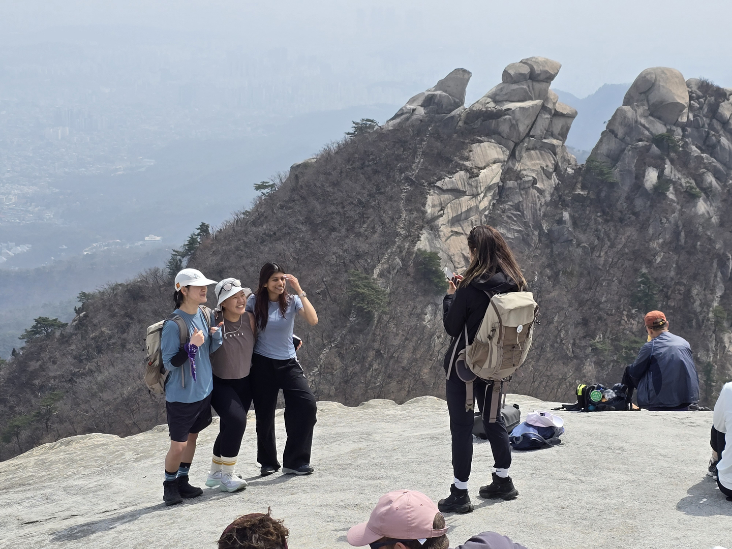 Climbers take a photo at Mount Bukhan in northern Seoul. [SEOUL METROPOLITAN GOVERNMENT]