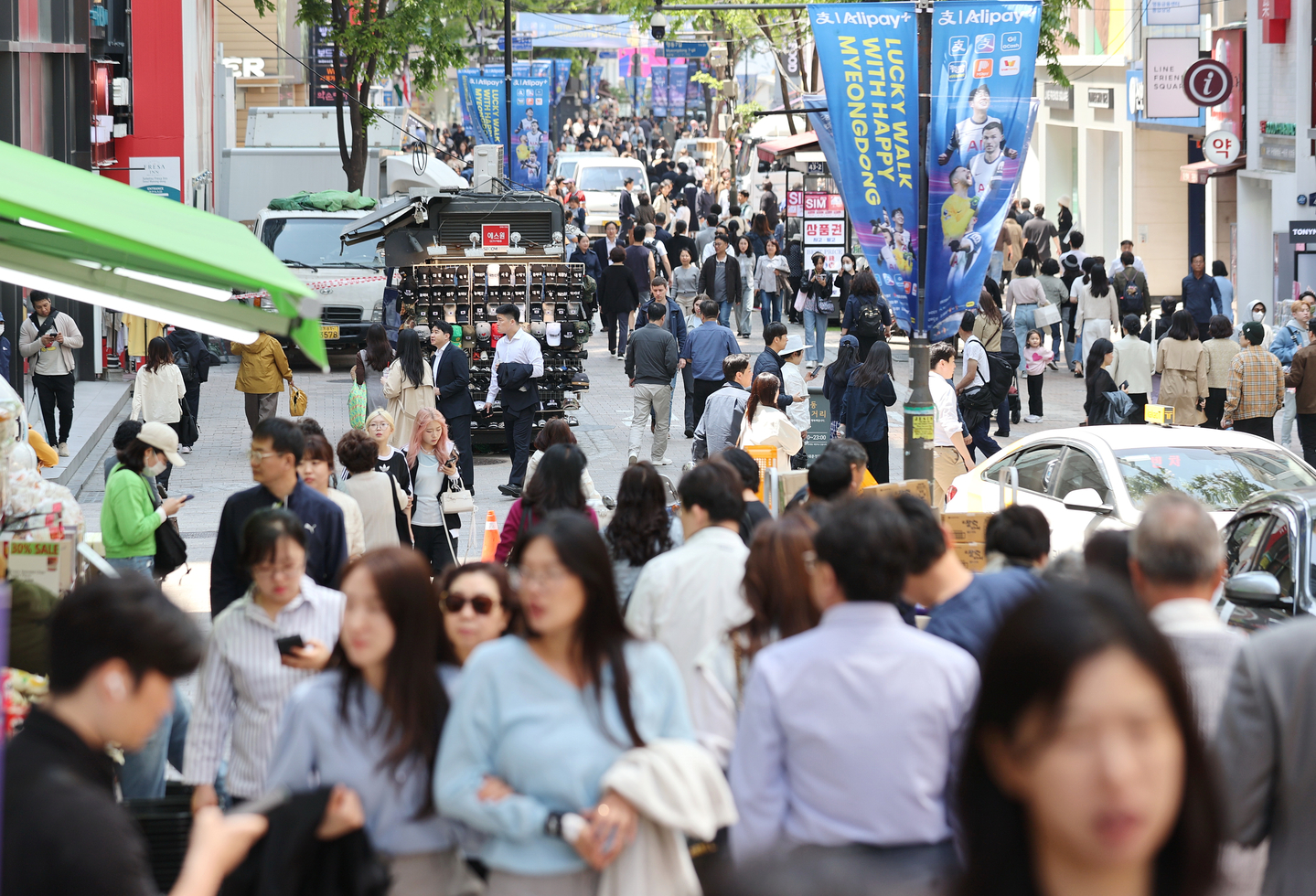 People are seen in Myeongdong, central Seoul, on April 29. [YONHAP]