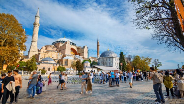 Tourist arrivals to Türkiye up in Q1, revenues rise despite Iran war