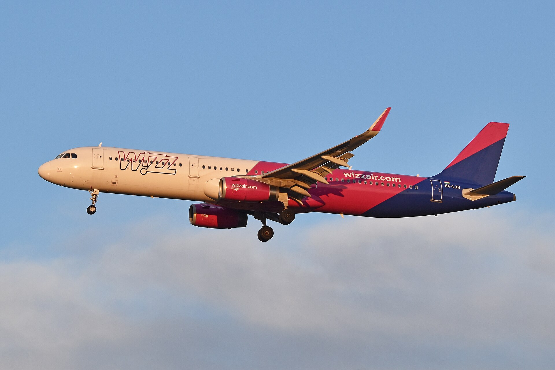 Wizz Air CEO Claims European Flight Prices Temporarily Falling - Travel Radar