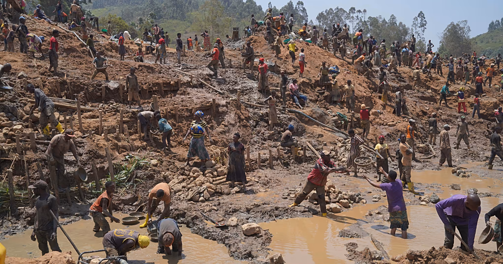 Ebola: Artisanal miners keep digging for gold despite virus risk