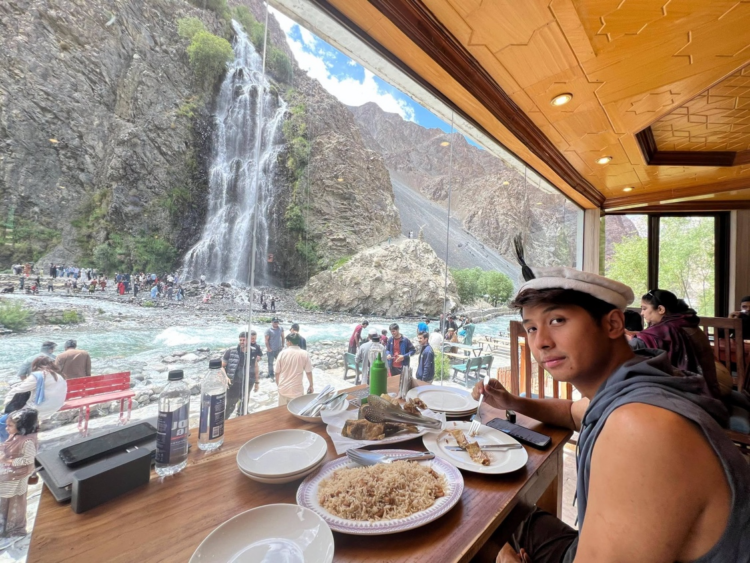 Chinese travel vlogger showcases Pakistan’s tourism attractions to millions