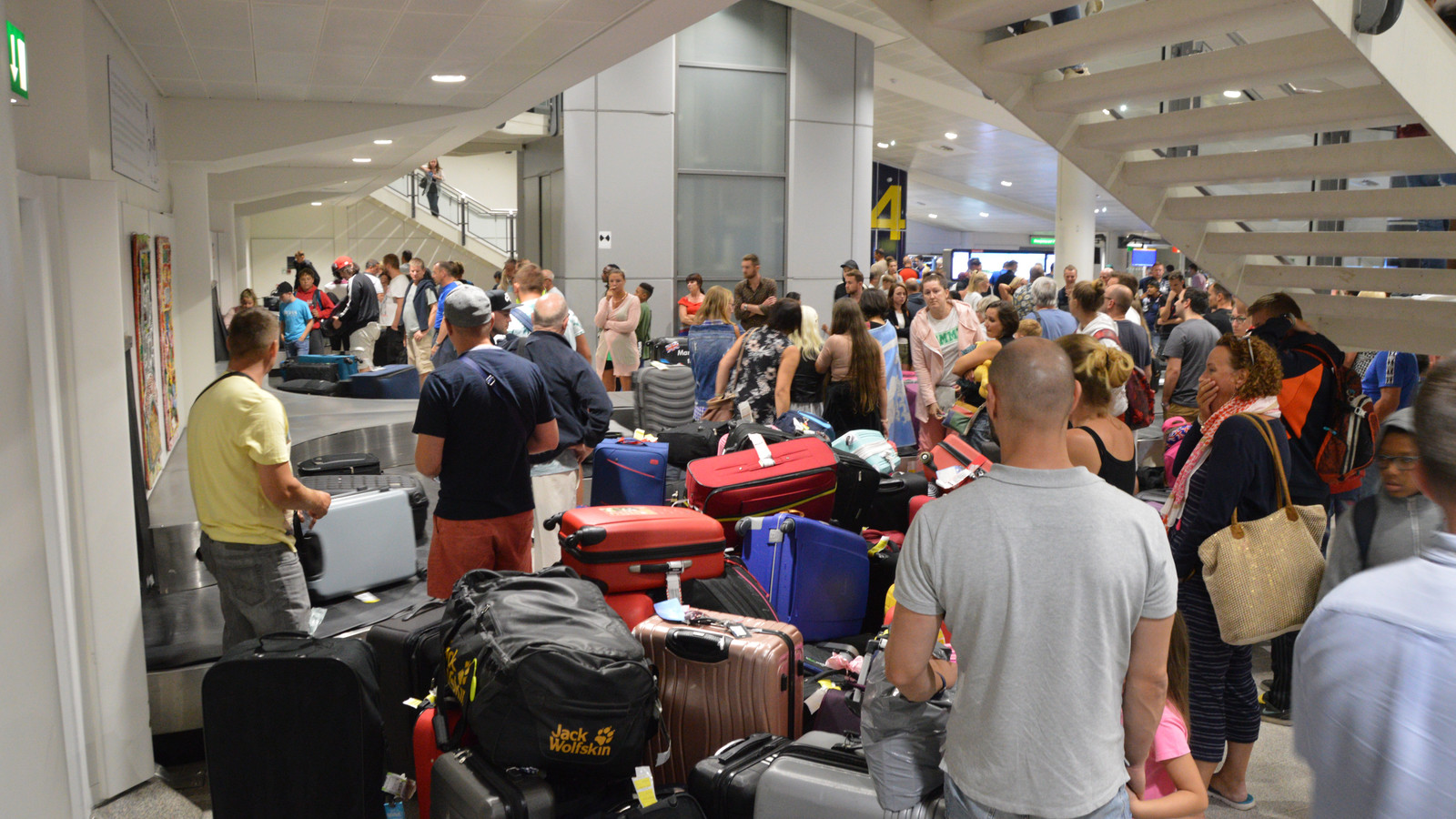 FAA Grounds Flights At 8 Northeast Airports As U.S. Airlines Cancel Over 800 Flights