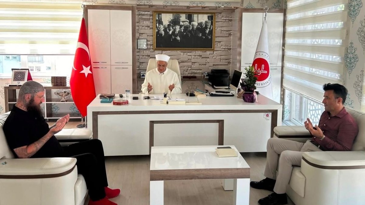 Hungarian tourist embraces Islam during holiday in Türkiye
