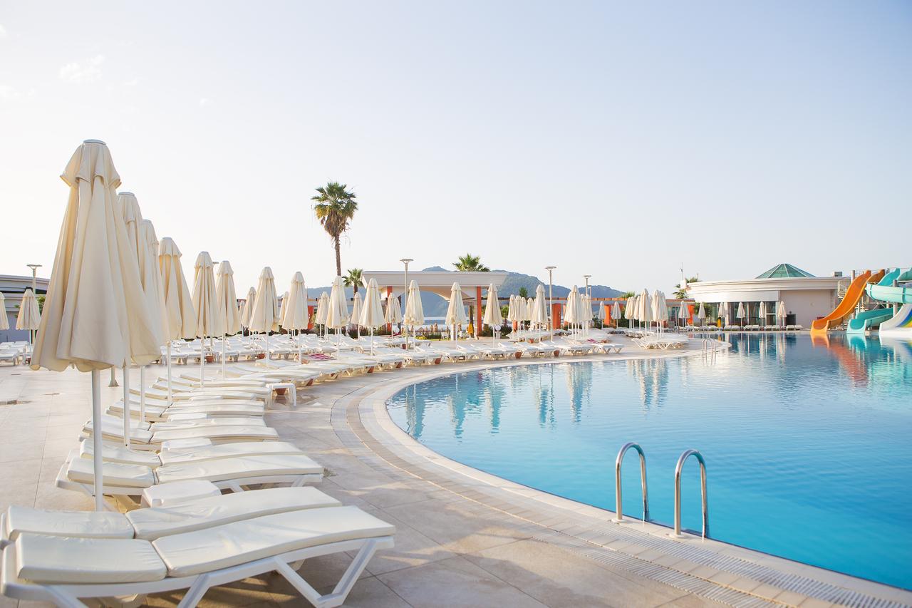 A large resort hotel with a swimming pool, sun loungers and water slides in Marmaris, Mugla, Türkiye. (Adobe Stock Photo)
