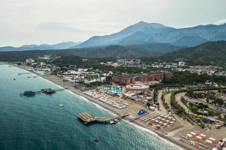 Aerial view of Kemer beach on the Mediterranean coast in Antalya, Türkiye. (Adobe Stock Photo)