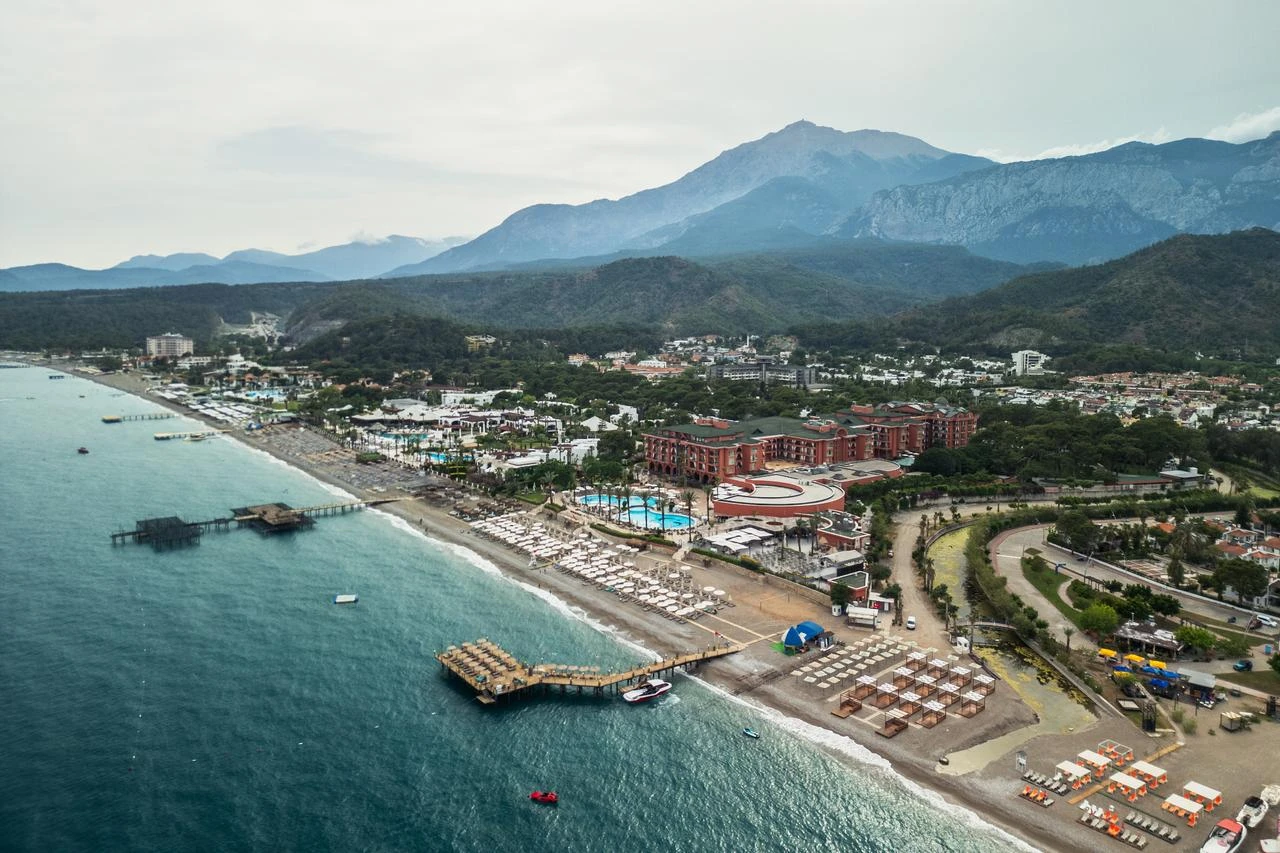 Aerial view of Kemer beach on the Mediterranean coast in Antalya, Türkiye. (Adobe Stock Photo)