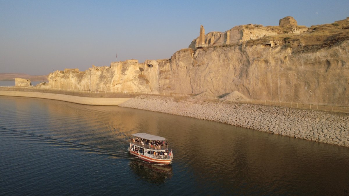 Türkiye’s historic Hasankeyf draws visitors with boat tours