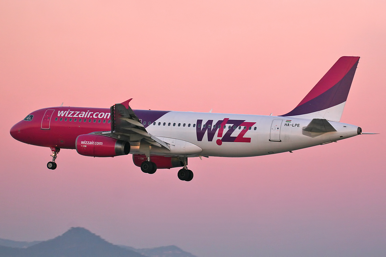 Why two Wizz Air flights to London declared an emergency simultaneously